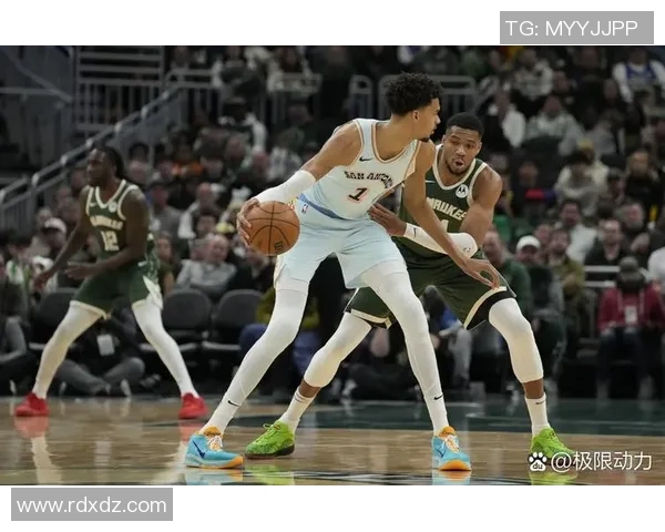 雄鹿队字母哥绝杀NBA关键球，雄鹿险胜步行者成英雄联盟经典战役